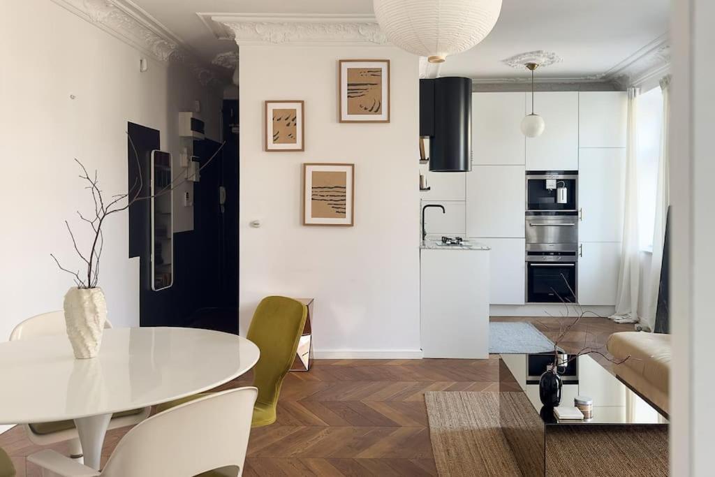 Mid-century, Artistic Apartment, National Stadium Apartment
