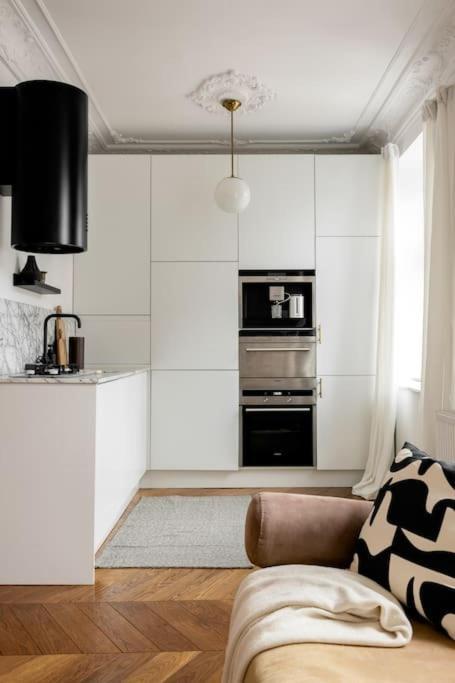 Mid-century, Artistic Apartment, National Stadium Apartment Warschau