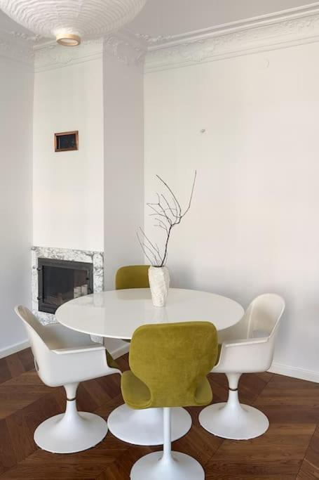 Mid-century, Artistic Apartment, National Stadium Apartment